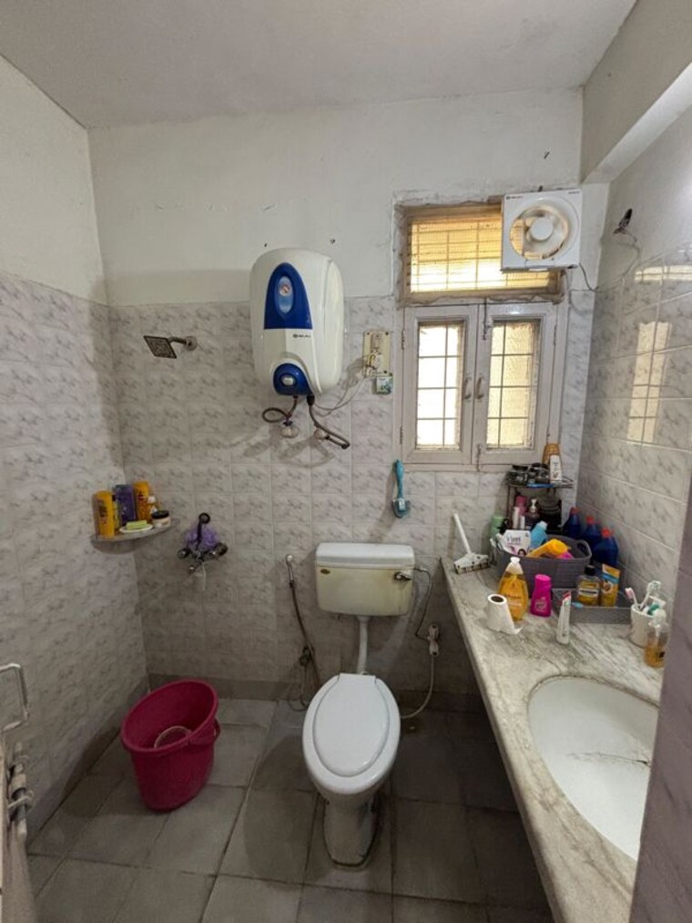 Bathroom, sector 30 1.5 Bedroom 1000 Sq.Ft. Villa In Sector 30 Noida 10578053