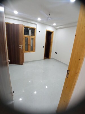Room in 3 BHK Builder Floor at Green Wood City, Sector 45 – for Rent