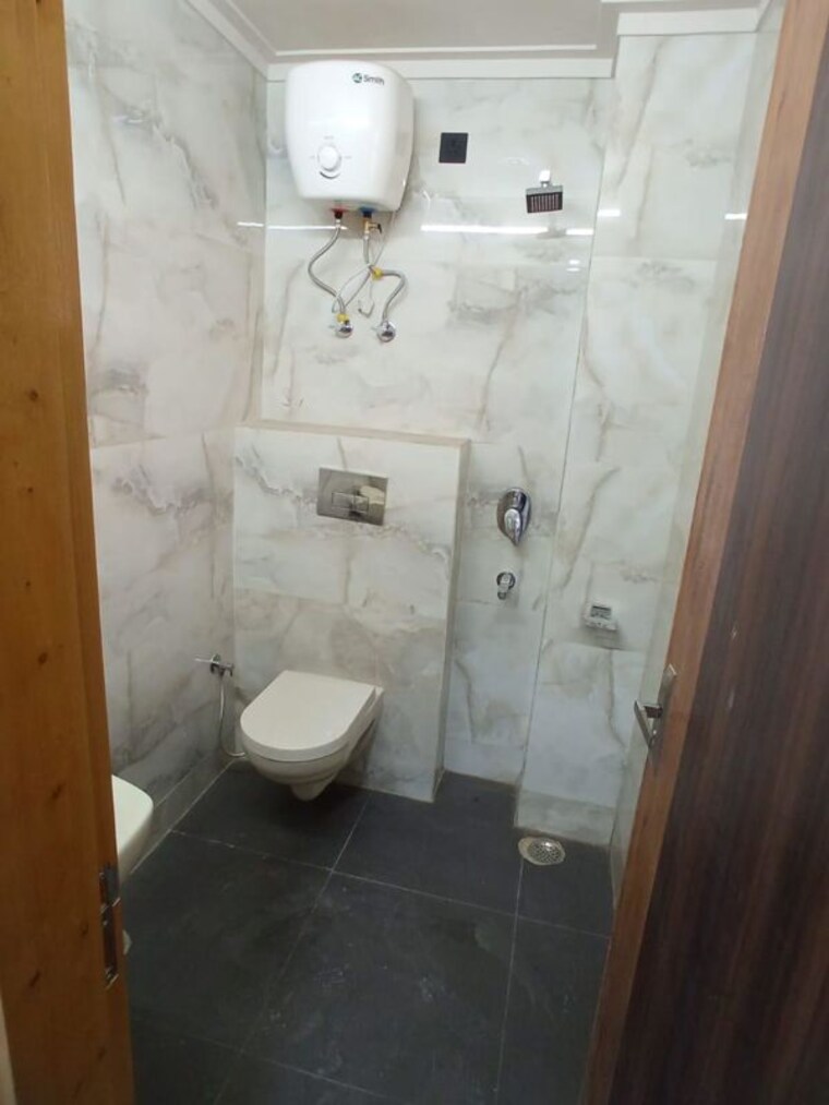 Bathroom, green-wood-city 3 Bedroom 2250 Sq.Ft. Builder Floor In Sector 45 Gurgaon 10578022