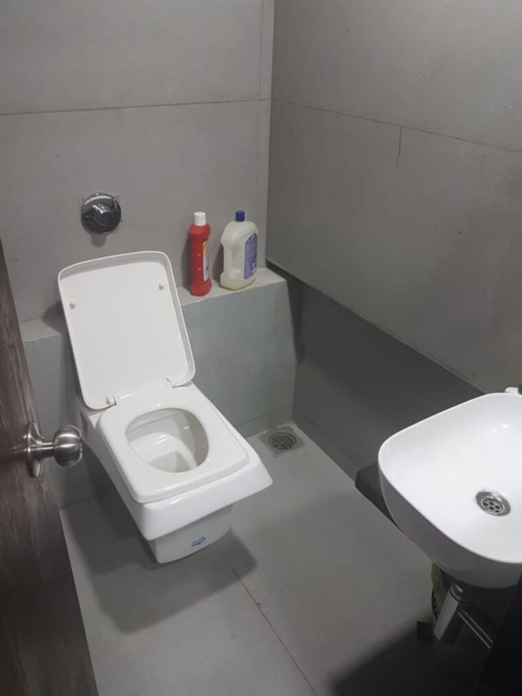Bathroom, mg road Commercial Office Space 2200 Sq.Ft. In Mg Road Indore 10578085