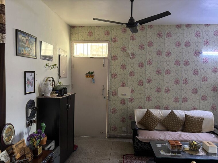 Living Room, sector 46 2.5 Bedroom 300 Sq.Mt. Villa In Sector 46 Noida 10578122