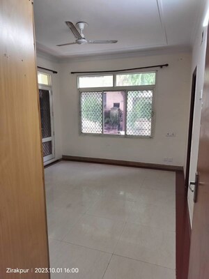 Room in 2 BHK Apartment at Jaipurias Sunrise Greens Zirakpur, Vip Road – for Rent