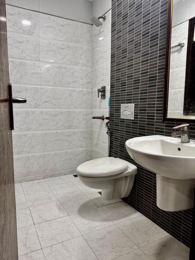 Bathroom, chittaranjan park 3 Bedroom 160 Sq.Ft. Builder Floor In Chittaranjan Park Delhi 10578145