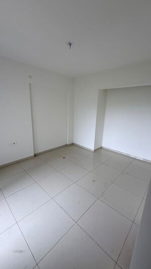 Room in 1 BHK Apartment at Metropolis Bayside, Kasarvadavali – for Rent