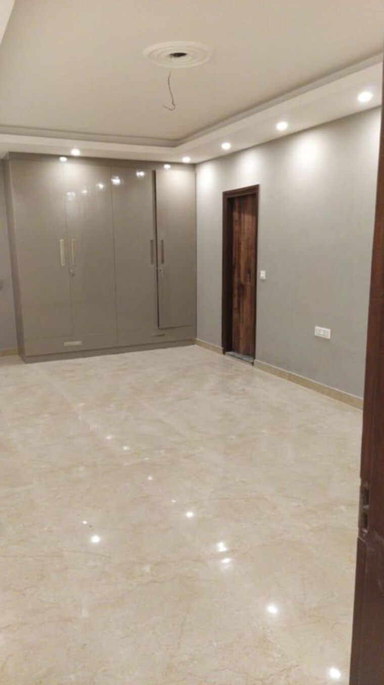 Room, new friends colony 3 Bedroom 300 Sq.Yd. Builder Floor In New Friends Colony Delhi 10578340