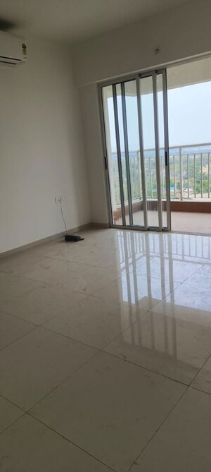 Room in 1 BHK Apartment at Lodha Amara, Kolshet Road – for Rent