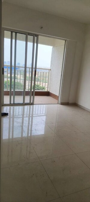 Room in 2 BHK Apartment at Lodha Amara, Kolshet Road – for Rent