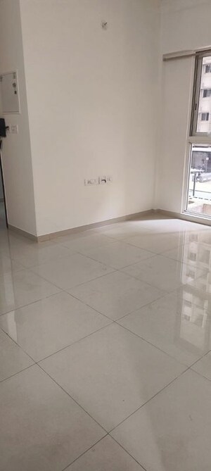 Room in 2 BHK Apartment at Lodha Amara, Kolshet Road – for Rent