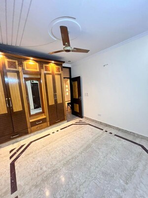 Room in 3 BHK Builder Floor at Naraina – for Rent