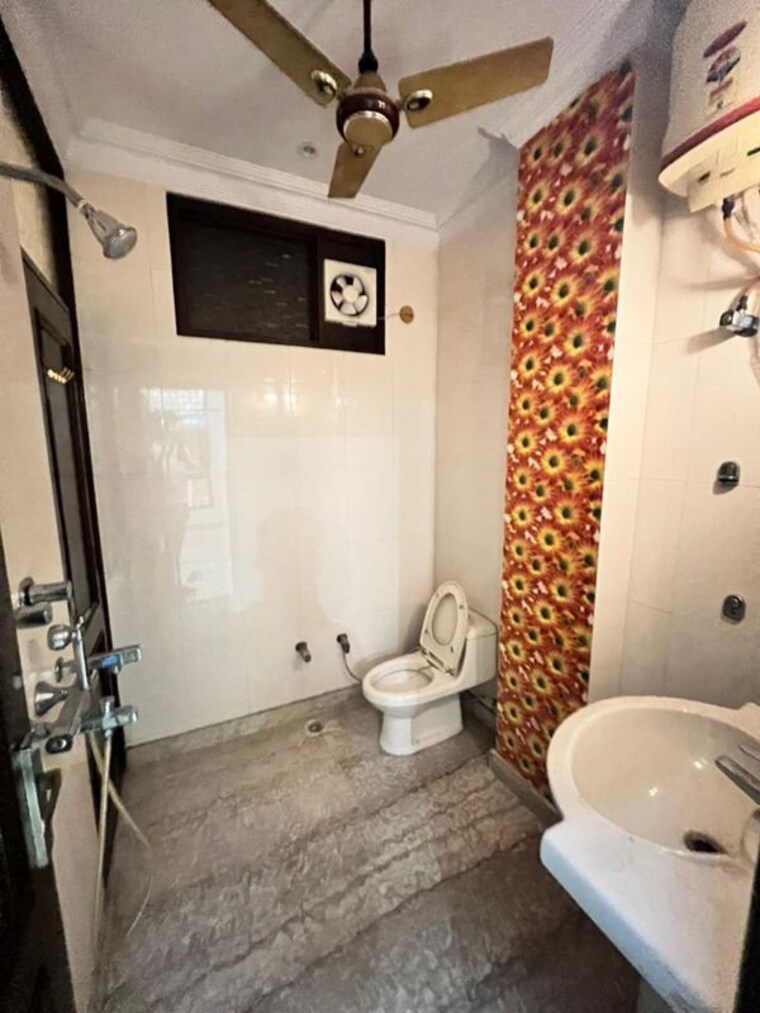Bathroom, naraina 3 Bedroom 200 Sq.Yd. Builder Floor In Naraina Delhi 10578474