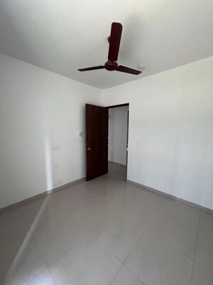 Room in 2 BHK Apartment at Kalpataru Immensa, Kolshet Road – for Rent
