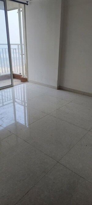Room in 2 BHK Apartment at Lodha Amara, Kolshet Road – for Rent