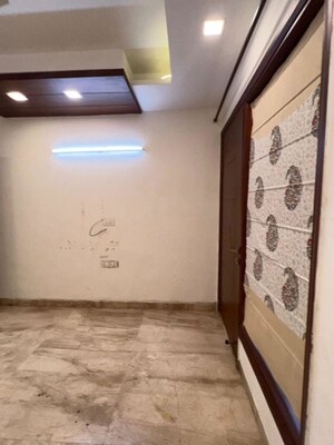 Room in 3 BHK Builder Floor at Naraina – for Rent