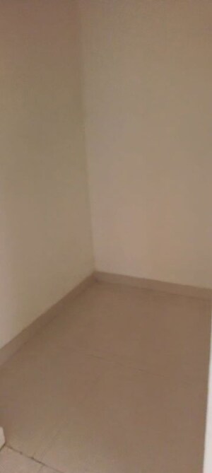 Room in 2 BHK Apartment at Lodha Amara, Kolshet Road – for Rent