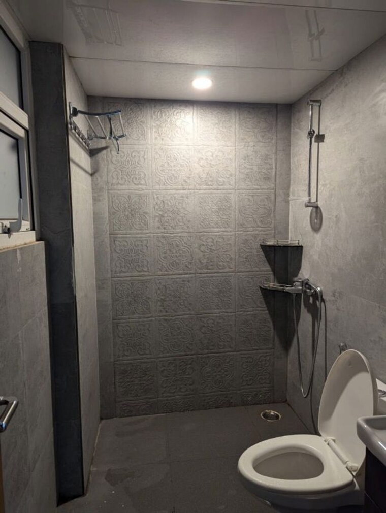 Bathroom, tulip-leaf 3 Bedroom 1812 Sq.Ft. Apartment In Sector 69 Gurgaon 10578540