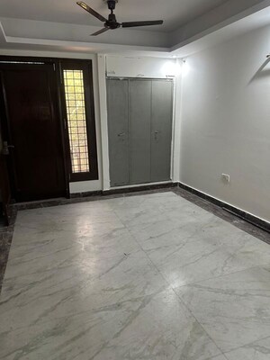 Room in 3 BHK Builder Floor at Naraina – for Rent