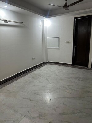 Room in 3 BHK Builder Floor at Naraina – for Rent