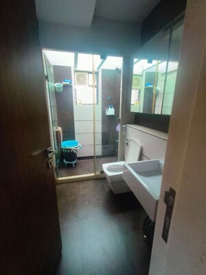 Team Area in 3 BHK Apartment at Khar West – for Rent