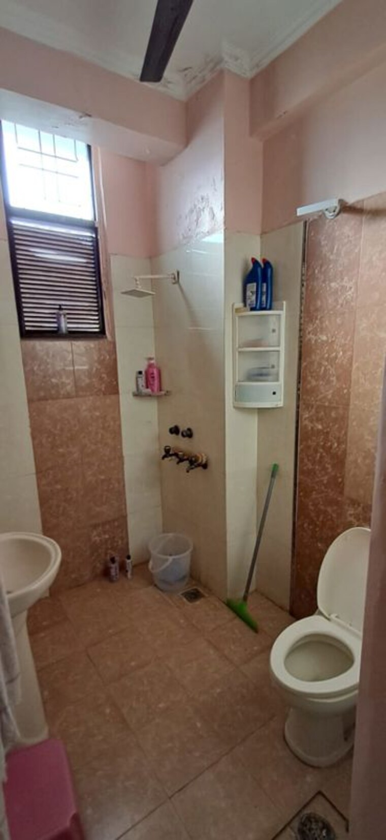 Bathroom, sector 46 2 Bedroom 200 Sq.Mt. Villa In Sector 46 Noida 10578676