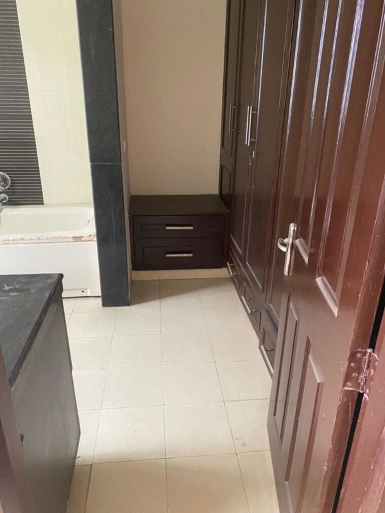 Bathroom, kailash-nath-the-kings-reserve 4 Bedroom 4205 Sq.Ft. Apartment In Gamma Ii Greater Noida Greater Noida 10578413