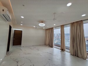 Room in 3 BHK Apartment at Eskay Itus Apartment, Andheri West – for Rent