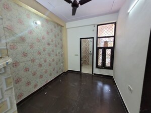 Room in 3 BHK Builder Floor at Niti Khand I – for Rent