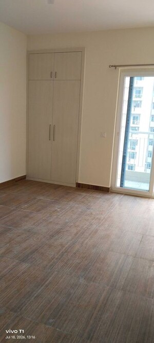 Room in 3.5 BHK Apartment at Apex Alphabet, Tech Zone 4 Greater Noida – for Rent
