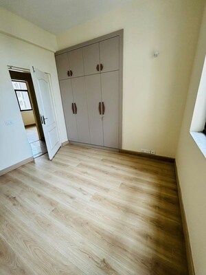 Room in 3 BHK Apartment at Unitech Cascades, Pi Greater Noida – for Rent