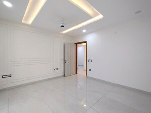 Room in 4 BHK Apartment at Vivek Vihar – for Rent