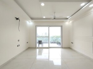Room in 4 BHK Apartment at Vivek Vihar – for Rent