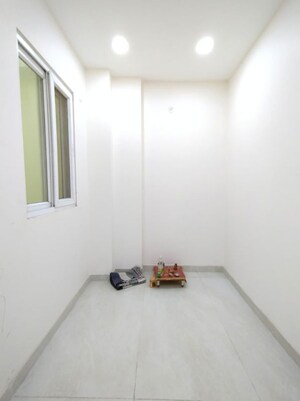 Room in 4 BHK Apartment at Vivek Vihar – for Rent