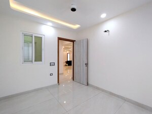 Room in 4 BHK Apartment at Vivek Vihar – for Rent