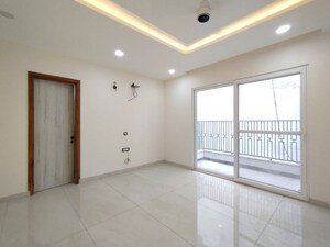 Room in 4 BHK Apartment at Vivek Vihar – for Rent