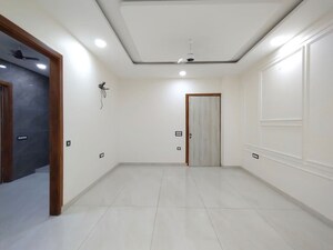 Room in 4 BHK Apartment at Vivek Vihar – for Rent