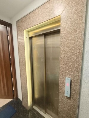 Lift in 2 BHK Builder Floor at Green Park – for Rent
