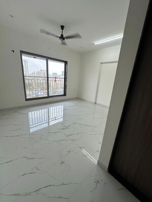 Room in 3 BHK Apartment at Hum Solaris, Kandivali West – for Rent