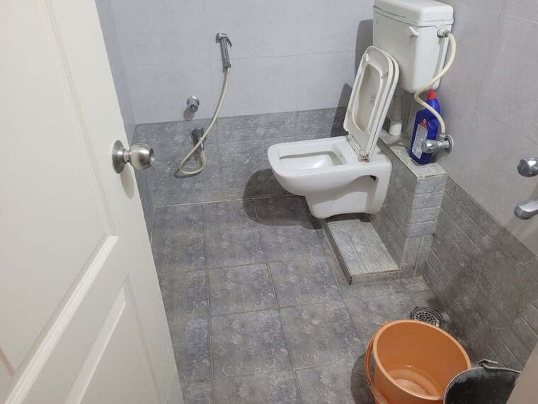 Bathroom, rohan-garima-phase-ii 3 Bedroom 1600 Sq.Ft. Apartment In Model Colony Pune 10578908
