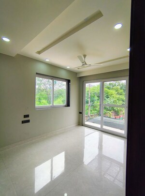 Room in 3 BHK Builder Floor at Sector 52 – for Rent