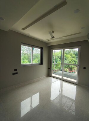 Room in 3 BHK Builder Floor at Sector 52 – for Rent