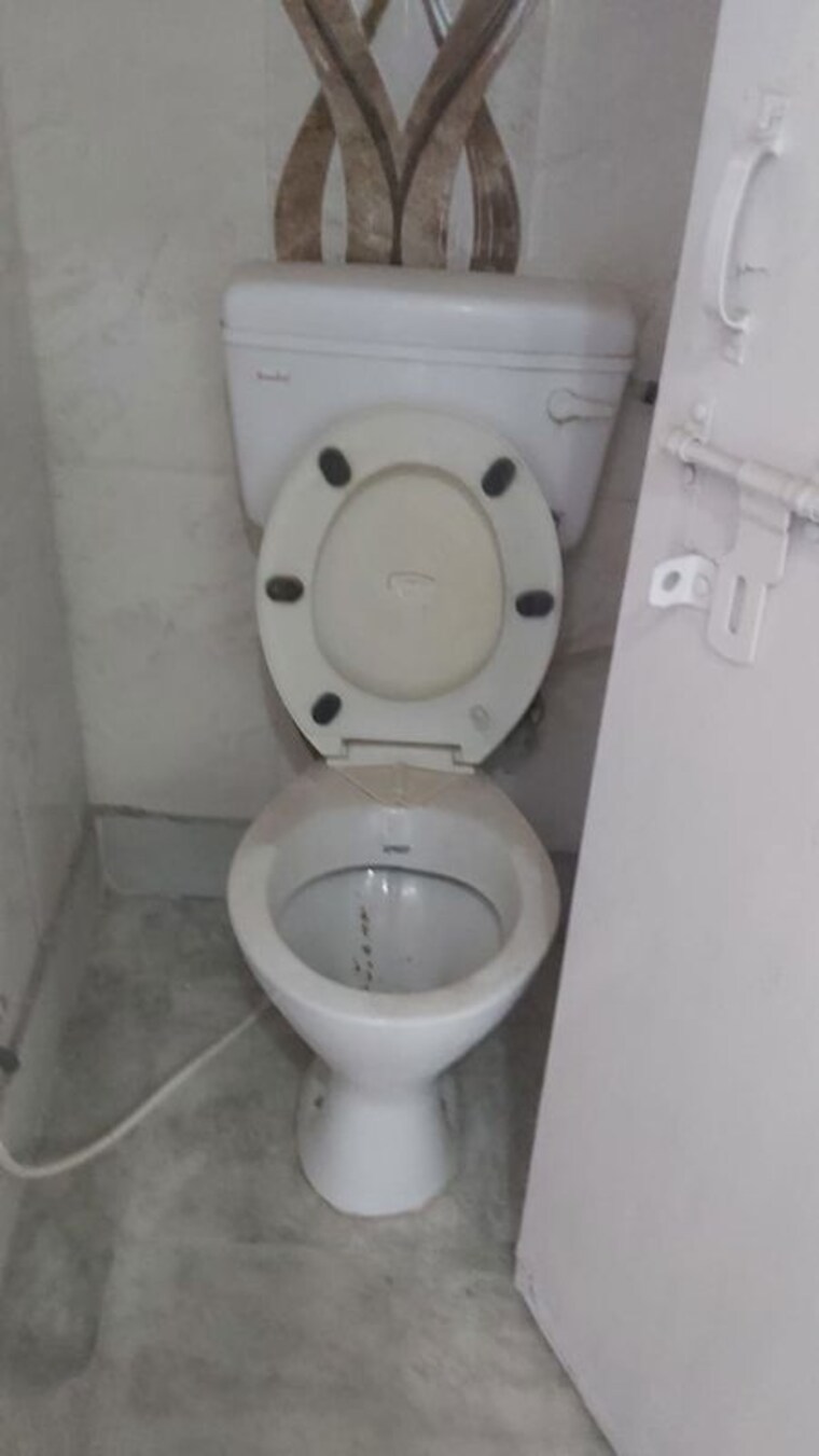 Bathroom, mayur vihar 2.5 Bedroom 550 Sq.Ft. Builder Floor In Mayur Vihar Delhi 10579018