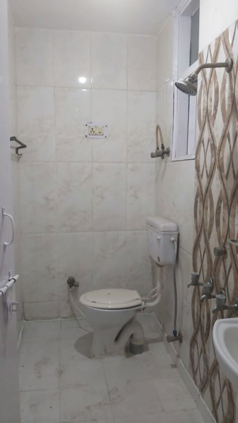Bathroom, mayur vihar 2.5 Bedroom 550 Sq.Ft. Builder Floor In Mayur Vihar Delhi 10579018