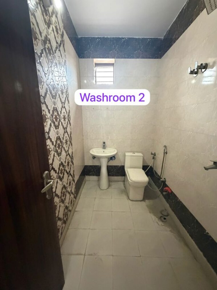 Bathroom, shastri nagar 3.5 Bedroom 350 Sq.Ft. Builder Floor In Shastri Nagar Ghaziabad 10579037