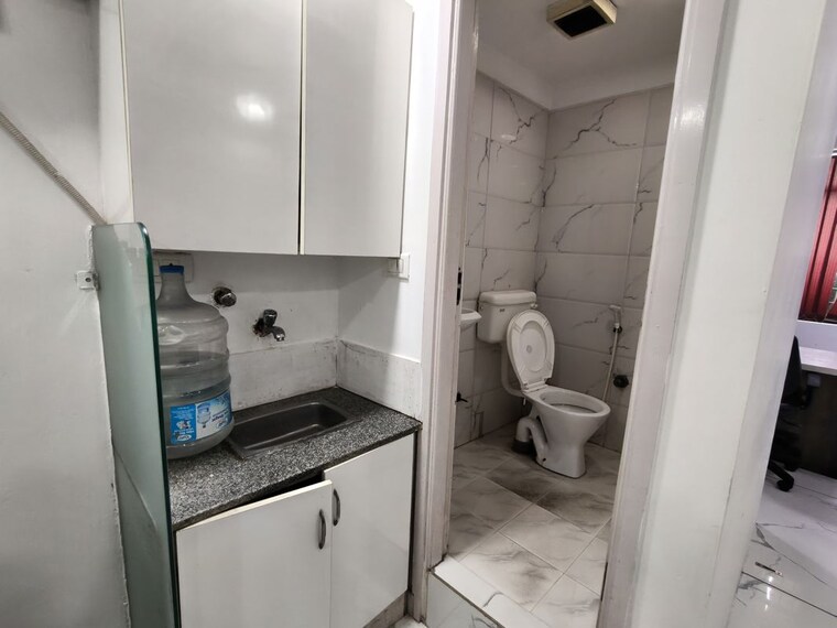 Bathroom, netaji subhash place Commercial Office Space 538 Sq.Ft. In Netaji Subhash Place Delhi 10579059