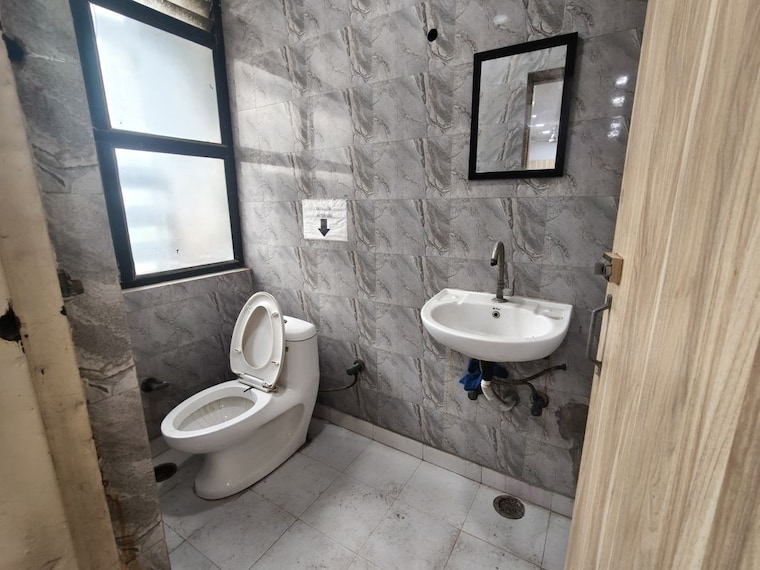 Bathroom, netaji subhash place Commercial Office Space 925 Sq.Ft. In Netaji Subhash Place Delhi 10579086