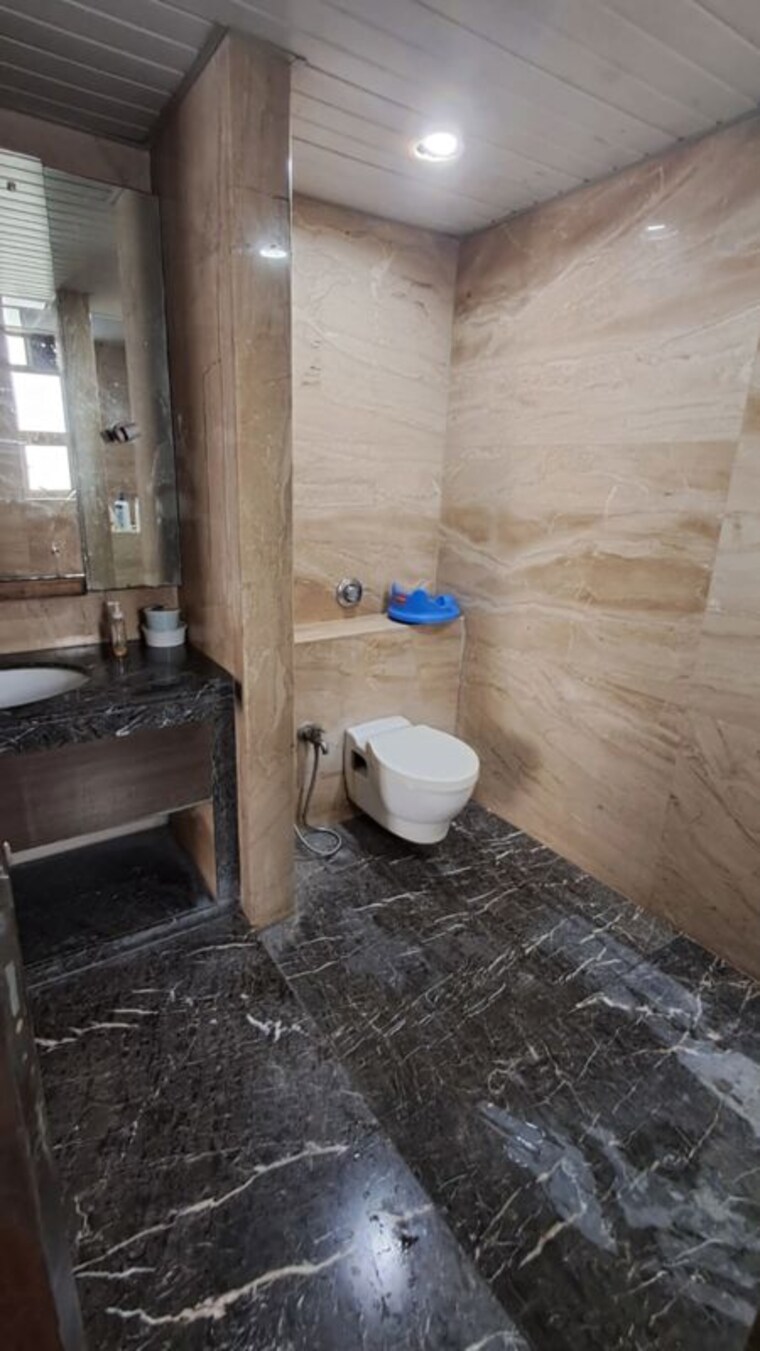 Bathroom, satra-residency 4 Bedroom 3000 Sq.Ft. Apartment In Khar West Mumbai 10579183