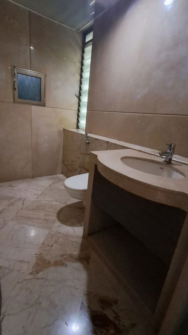Bathroom, satra-residency 4 Bedroom 3000 Sq.Ft. Apartment In Khar West Mumbai 10579183
