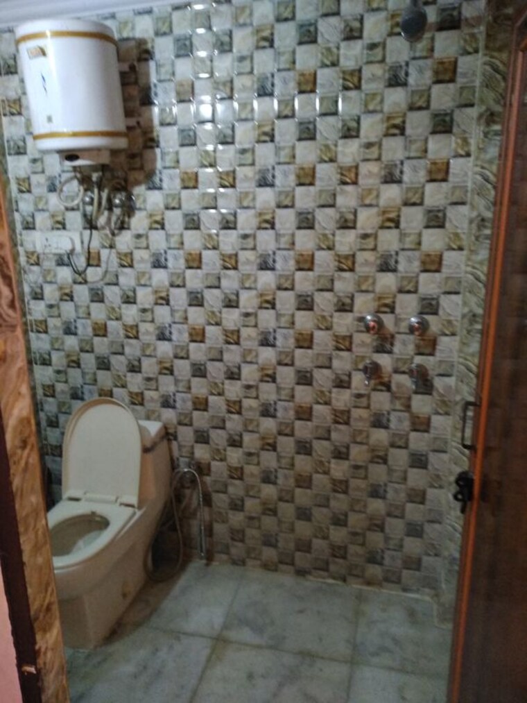 Bathroom, amar colony 1 Bedroom 500 Sq.Ft. Builder Floor In Amar Colony Delhi 10579262