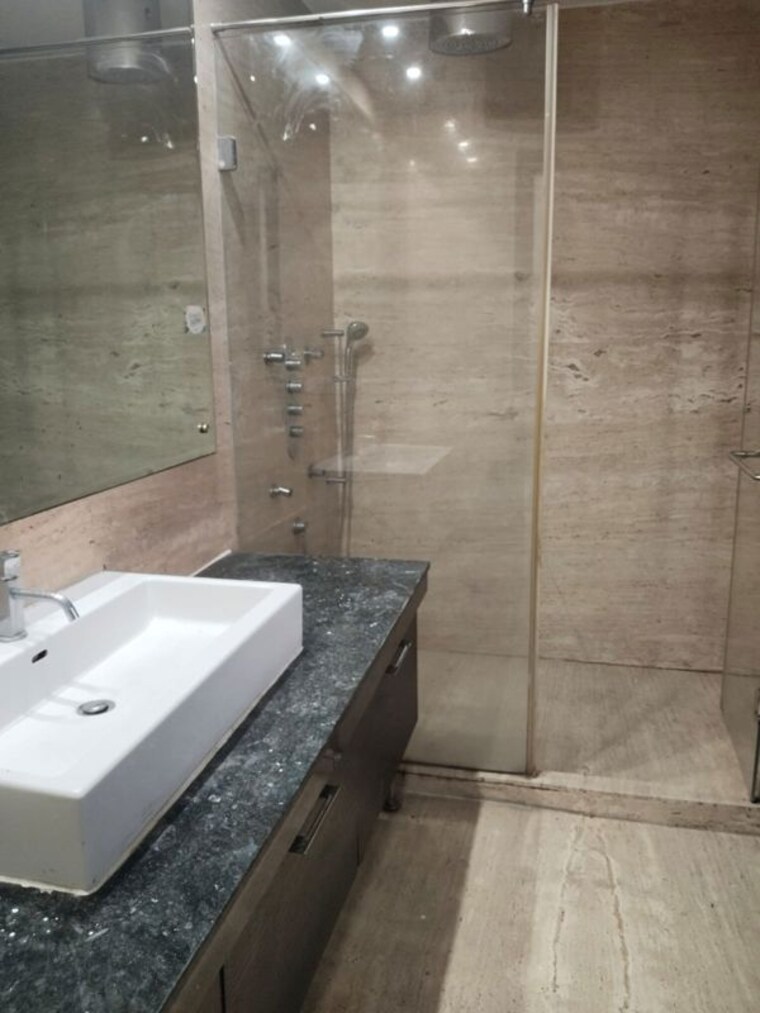 Bathroom, safdarjung development area 4 Bedroom 3500 Sq.Ft. Builder Floor In Safdarjung Development Area Delhi 10579327