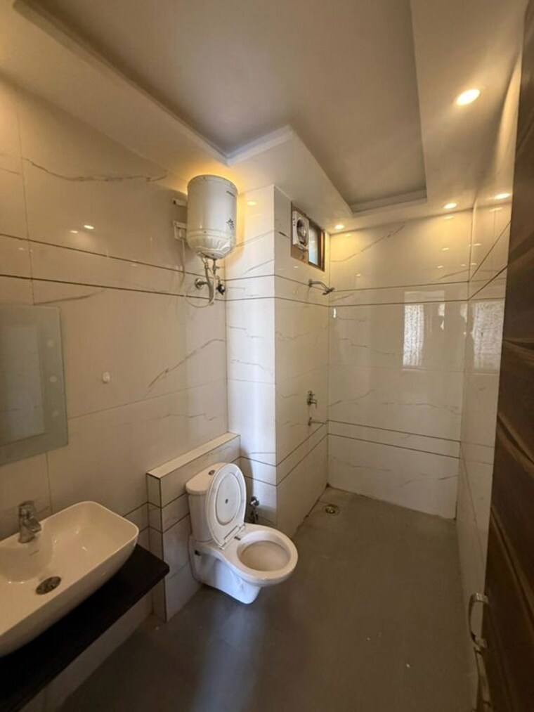 Bathroom, sunshine-enclave 3 Bedroom 2000 Sq.Ft. Apartment In Vip Road Zirakpur 10579418