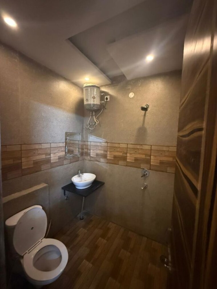 Bathroom, sunshine-enclave 3 Bedroom 2000 Sq.Ft. Apartment In Vip Road Zirakpur 10579418